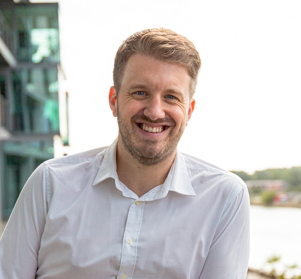 Portrait von Max Watermann, dem Gründer und Geschäftsführer von Dentago Conulting. Bietet Beratung um Ihre Zahnarztpraxis wirtschaftlich erfolgreich aufzustellen.