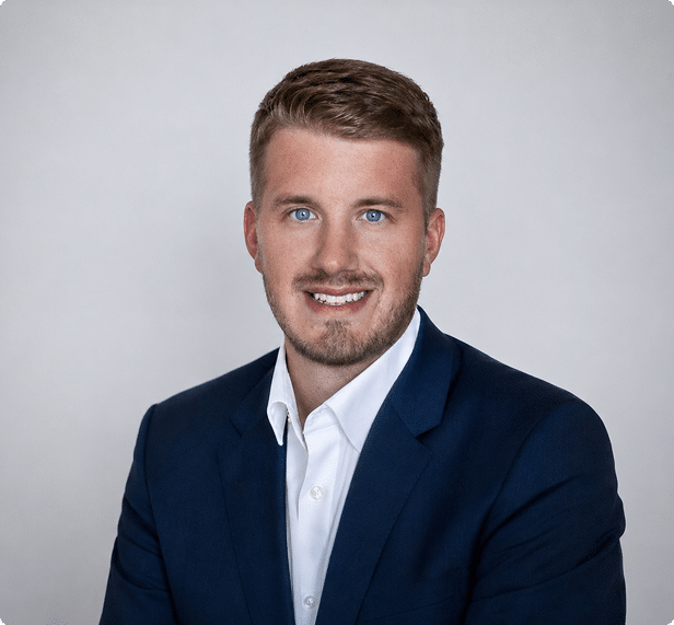 Portrait von Max Watermann, dem Gründer und Geschäftsführer von Dentago Conulting. Bietet Beratung um Ihre Zahnarztpraxis wirtschaftlich erfolgreich aufzustellen.